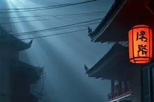 《山脊之上》晨雾中的山脊线与巡山员背影
